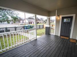 Hackberry St #A Renovated 2BR/2BA Near Downtown，位于圣安东尼奥的度假短租房