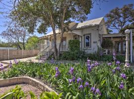 Charming New Braunfels Home with Spacious Deck!，位于新布朗费尔斯的酒店