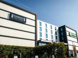 Staybridge Suites London Heathrow - Bath Road，位于希灵登希思罗机场2号航站楼附近的酒店