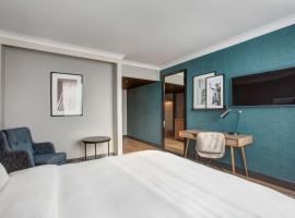 Radisson Hotel and Conference Centre London Heathrow，位于希灵登的酒店