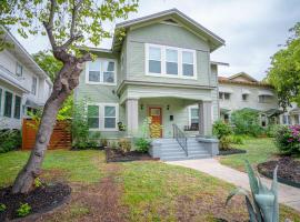 HUGE Remodeled 5BR 4BA House Sleeps 20 Downtown，位于圣安东尼奥的度假屋