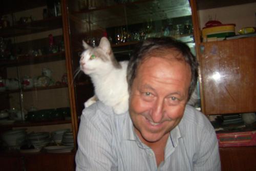 Domi Saccardi con gatta.